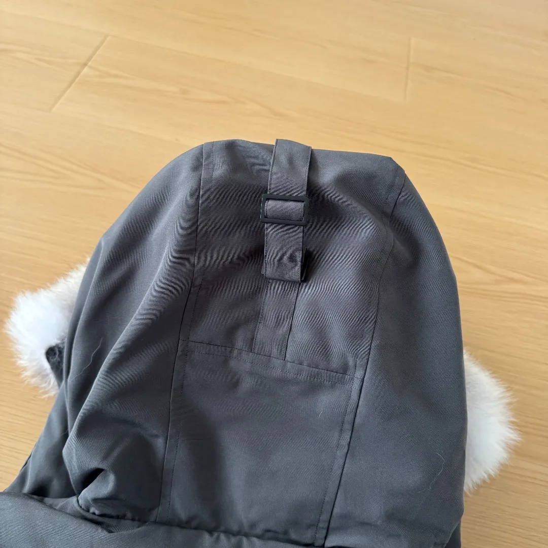 Style number: Y 87 Canada Goose 13 down jackets, timeless Classic, same style for men and women, mid-length windbreaker jacket. Canada Goose technology waterproof fabric is wind and cold resistant and extremely warm! Plush heat storage keeps you warm and warms you up quickly! Extra large fur collar design, fine fur, smooth to the touch, comfortable and skin-friendly! Double windproof cuffs to prevent cold wind from entering! The pockets have a flap zipper design and the upper pocket is a diagonal pocket, which is convenient and practical! Canada Goose’s popularity in the past two years has greatly surpassed that of the king of down jackets, the Meng Mouth, and it is the hottest item in autumn and winter on INS! Same Style for men and women, Canada Goose Classic style! Color: Black Black Label Black Red Label Cream White Gray Black Label Gray Red Label Navy Blue Sizes: XS S M L XL XXL